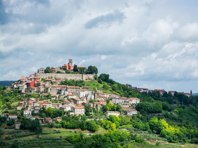 Motovun, Kroatien © uhg1234/iStock / Getty Images Plus via Getty Images