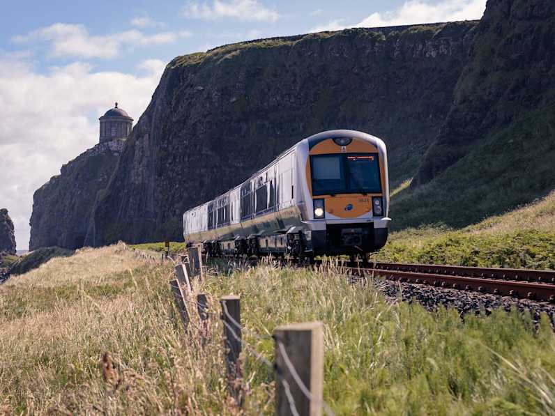 Ein Zug fährt durch die irische Landschaft