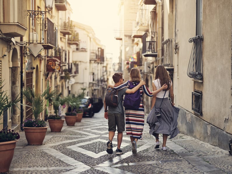Mutter und Kinder besichtigen die schöne italienische Stadt Cefalu, Sizilien ©iStock.com/Imgorthand