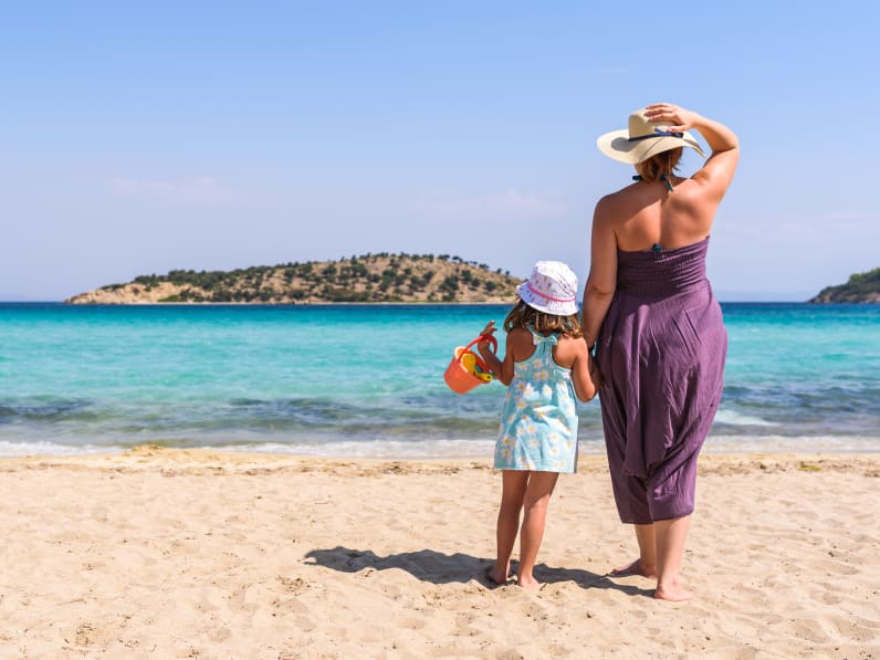 Mutter und Tochter an türkischem Strand © lordn - stock.adobe.com