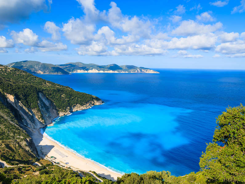 Ausblick über den Strand und die sichelförmige Bucht Myrtos Beach und das Meer vor Kefalonia, Griechenland