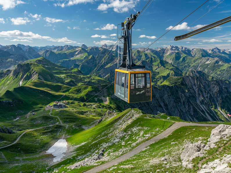 Aussicht vom Nebelhorn bei Oberstdorf in die Allgäuer Alpen und einen Wagen der Nebelhornbahn