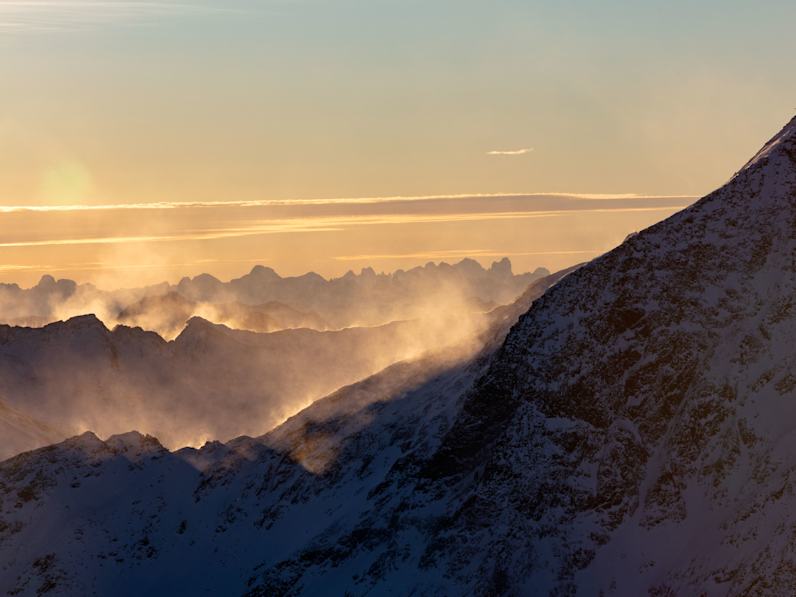 Sonnenaufgang über den schneebedeckten Gipfeln des Öztals.