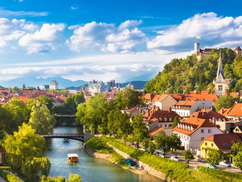 Panorama von Ljubljana, Slowenien © iStock.com/kasto80