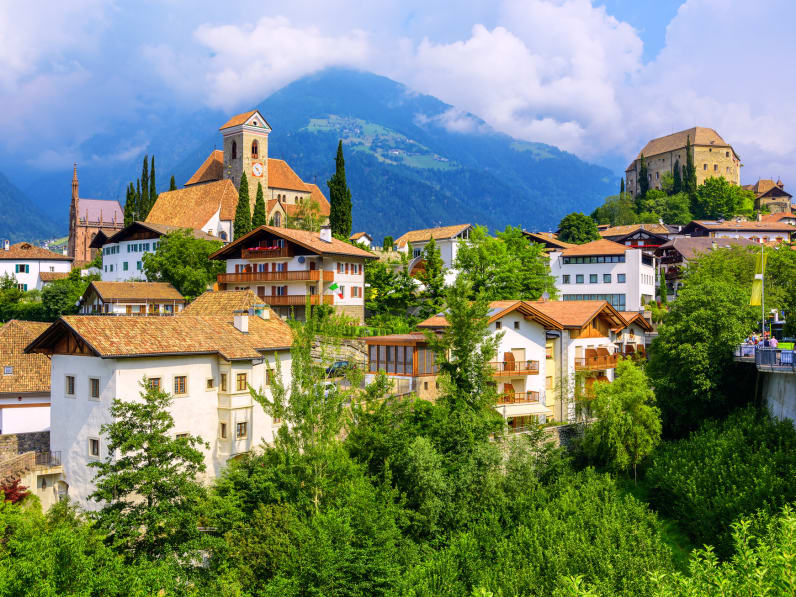 Panoramablick auf die Stadt Schenna in Südtirol, Meran, Italien © iStock.com/Xantana