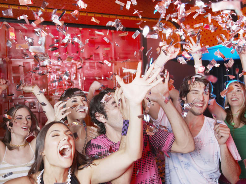 Party in einer Diskothek © Paul Bradbury/OJO Images via Getty Images