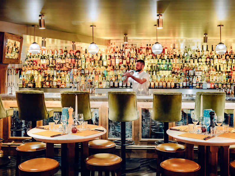 Blick auf eine gut bestückte Bar