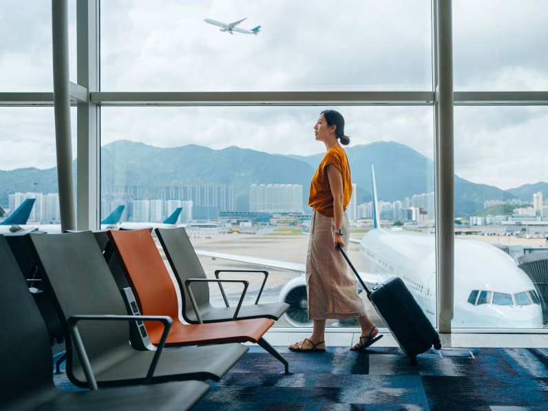Reisende an einem Flughafen © d3sign/Moment via Getty Images