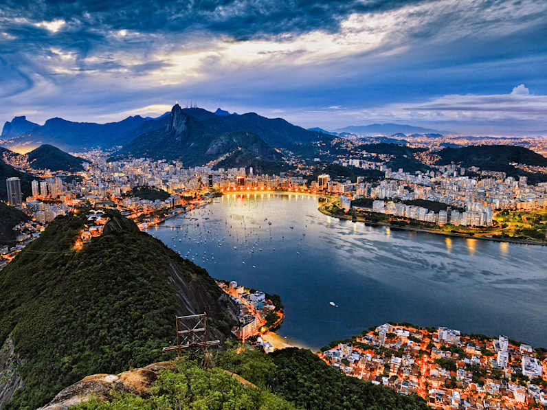 Eine erleuchtete Bucht mit Bergen im Hintergrund