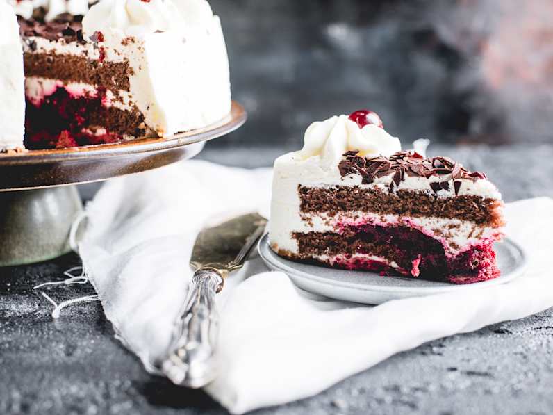 Ein Stück Schwarzwälder Kirschtorte.