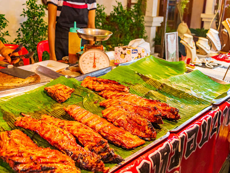 Blick auf eine Marktauslage mit gegrilltem Rindfleisch