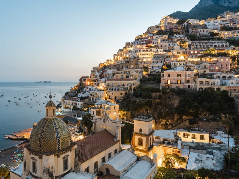 Stadt an der Amalfiküste, Italien © Marco Bottigelli/Moment via Getty images