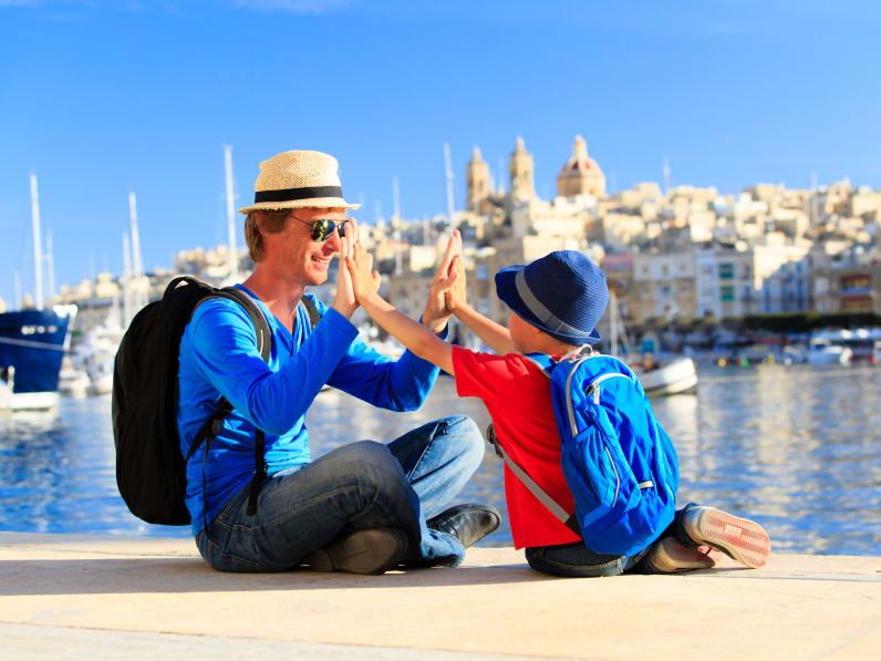 Vater und Sohn am Hafen, Malta © iStock.com/Nadezhda1906