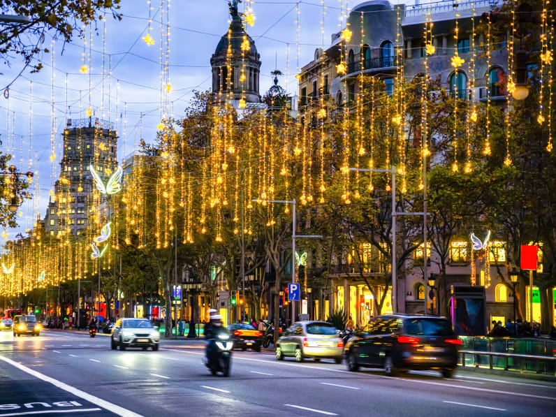 Weihnachtsbeleuchtung in Barcelona © iStock.com/Eloi_Omella