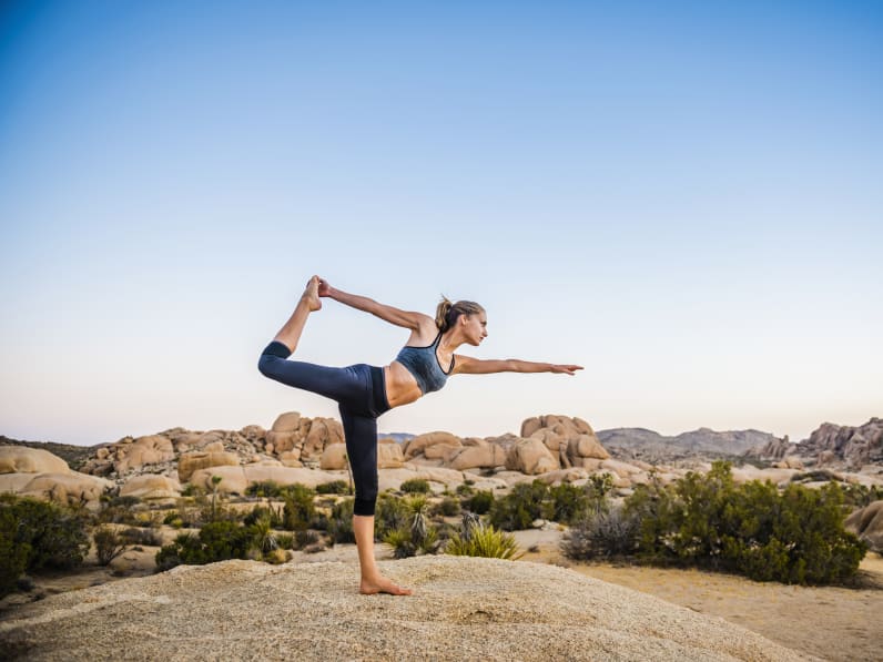 Yoga in der Wüste © Jacobs Stock Photography Ltd/DigitalVision via Getty Images