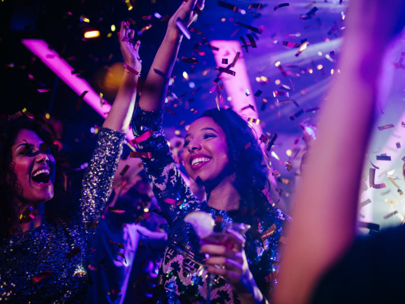 Zwei Frauen feiern im Club © wundervisuals/E+ via Getty Images