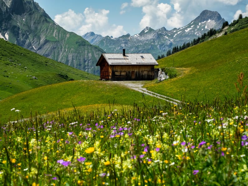 Almhütte zwischen Bergen in Vorarlberg, Österreich