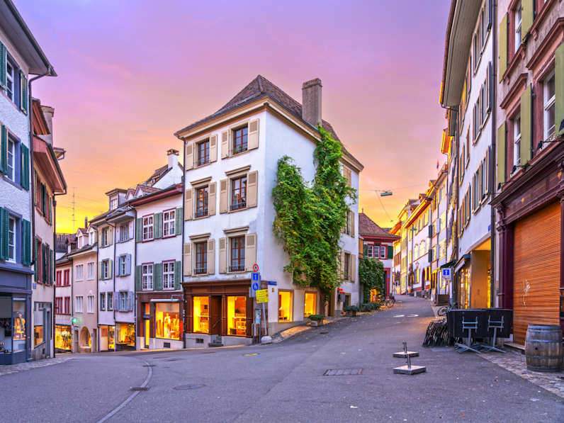 Ein Stadtviertel bei Abenddämmerung