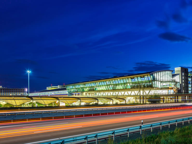 Der Flughafen Leipzig / Halle bei Nacht