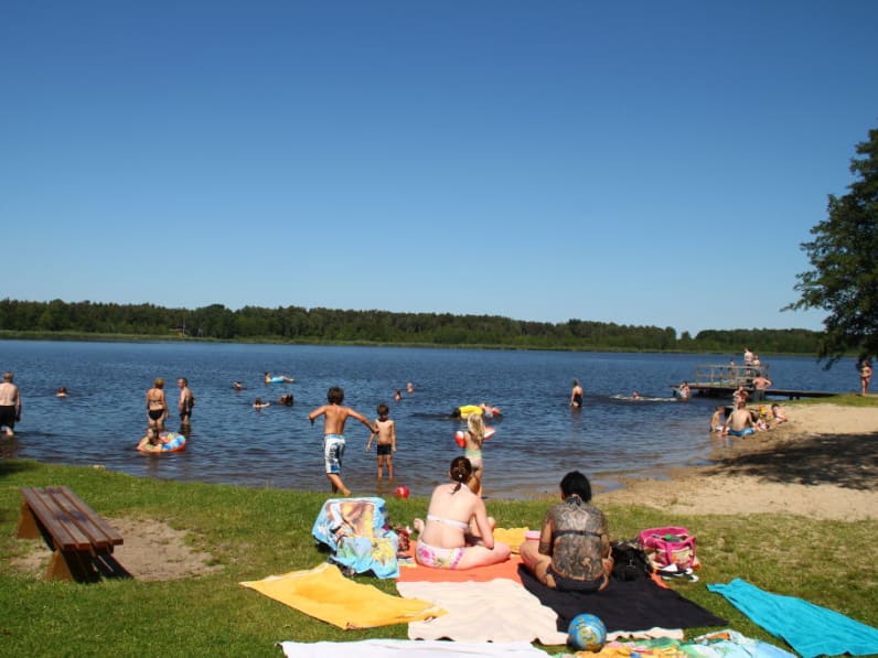 Badegäste am Köthener See, Brandenburg, Deutschland