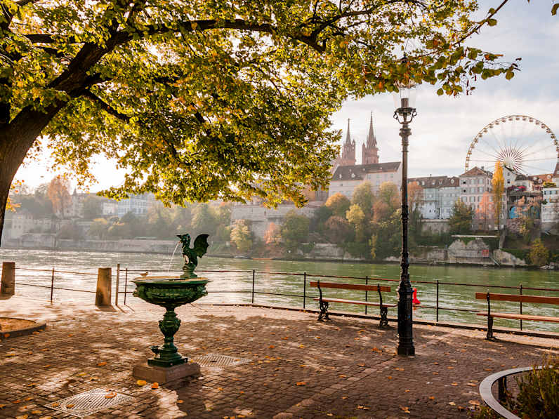 Ein kleiner Brunnen an einem FLuss