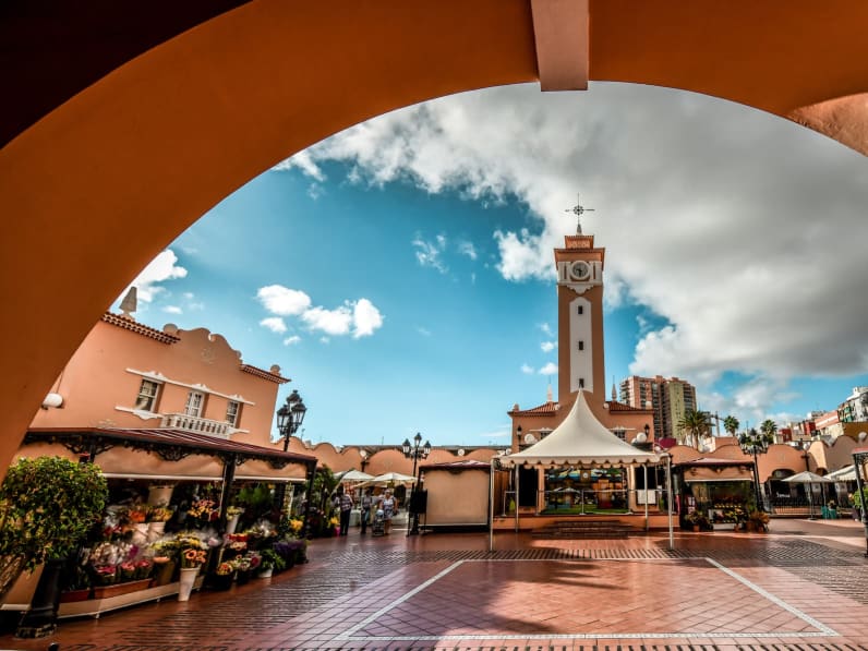 Blick aus einem Torbogen auf den Marktplatz vom Mercado de Nuestra Señora de Africa.