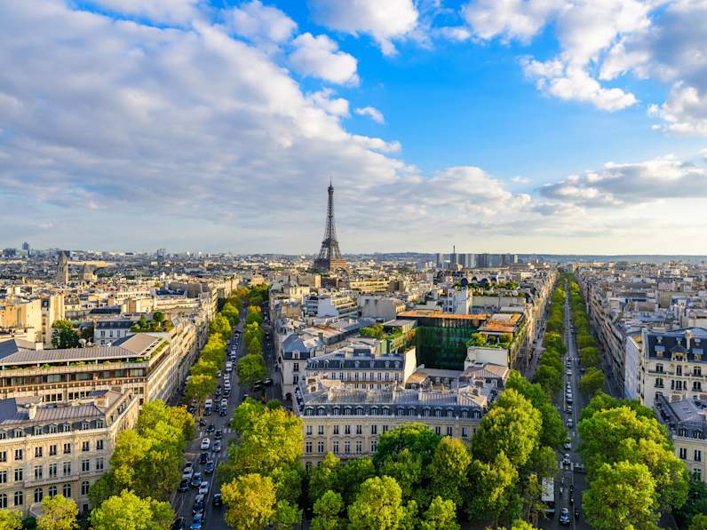 Blick über Paris mit dem Eiffelturm.