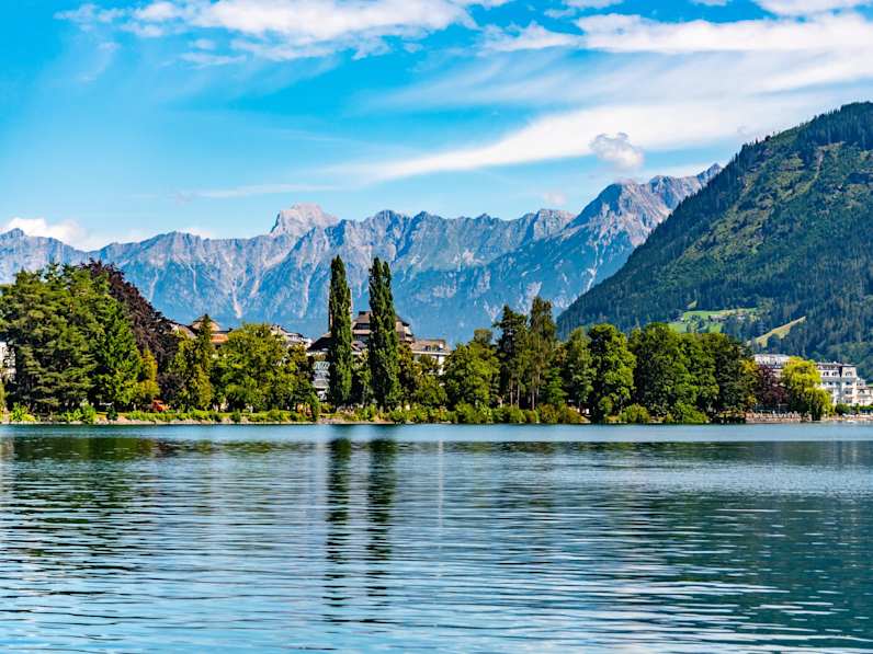 Blick über den See auf die Alpen am Zellersee, Österreich.