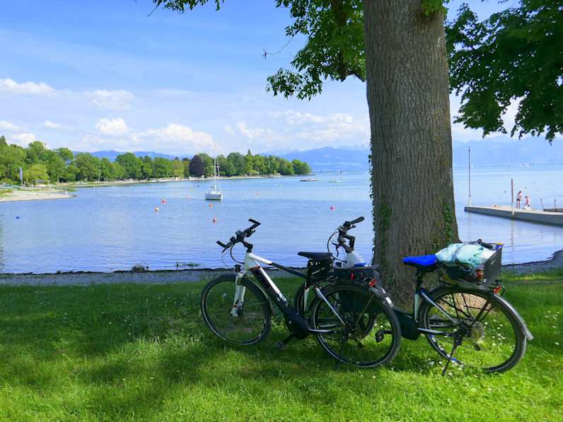 Fahrräder an einem Gewässer