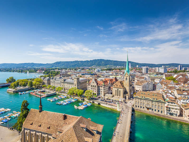 Bootsstege am Fluss Limmat und das Stadtbild von Zürich, Schweiz im Hintergrund.