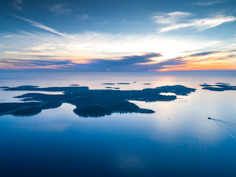 Blick auf eine Inselkette bei Dämmerung