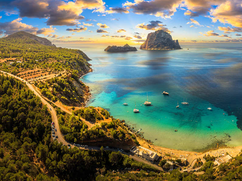 Blick auf eine Bucht mit Booten