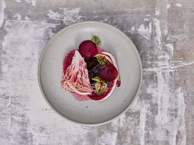 Ein Gericht mit rote Beete auf einem Teller