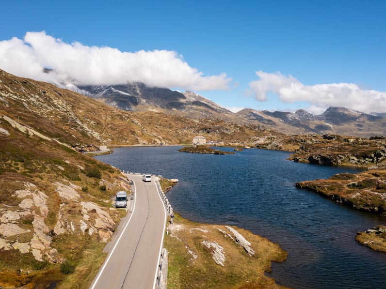 Der San Bernardino Pass entlang eines Sees in den Schweizer Alpen.