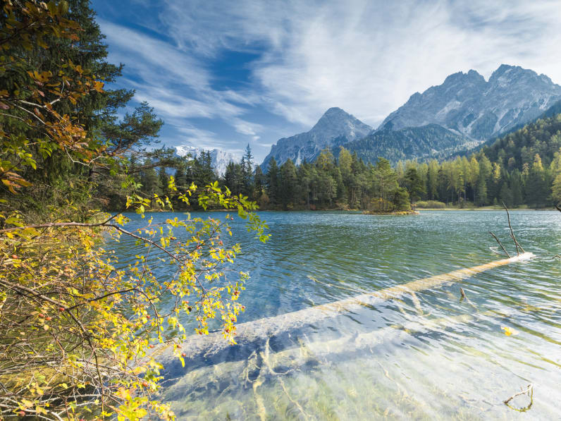 Der Weissensee mit Bergen im Hintergrund, Kärnten, Österreich