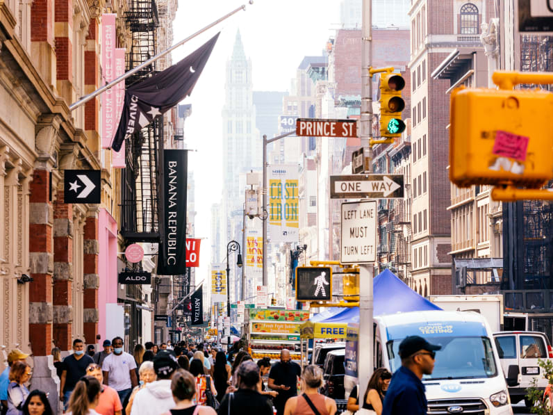 Dichte Menschenmenge am Broadway, New York, USA