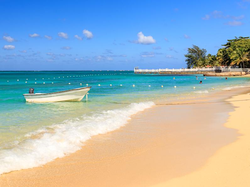 EIn Strand mit einem Boot