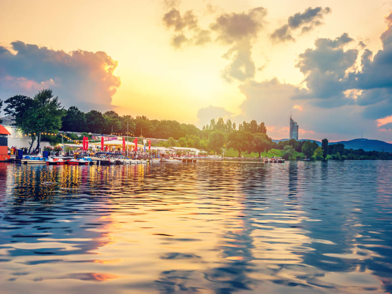 Ein Schiffsanleger bei Dämmerung