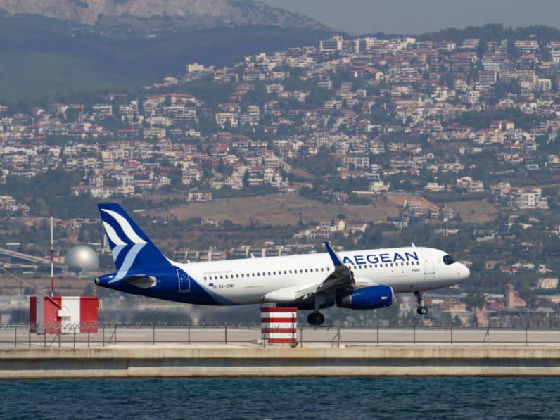 Ein Flugzeug landet auf dem Flughafen von Thessaloniki, Griechenland.