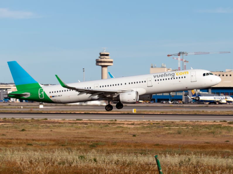 Ein Flugzeug startet in Palma de Mallorca.