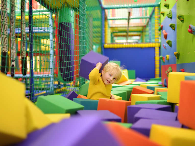 Ein kleiner Junge spielt in einem Indoorpark. © SbytovaMN/iStock / Getty Images Plus via Getty Images
