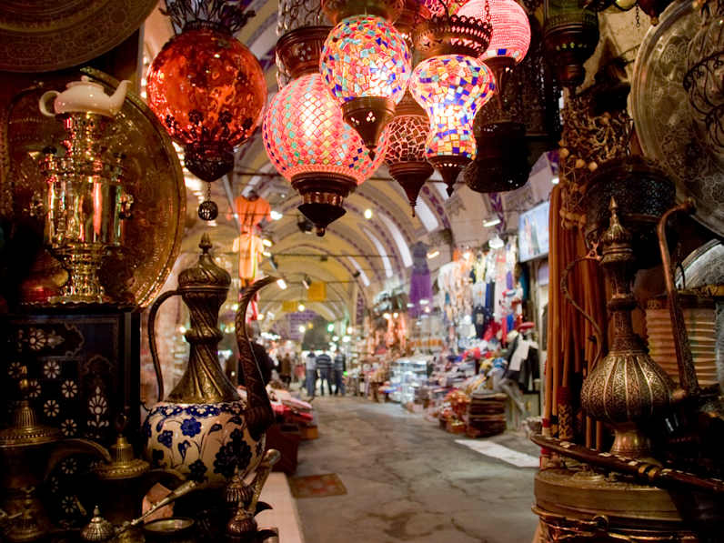 Ein Stand mit Lampen auf einem Basar in Istanbul, Türkei.