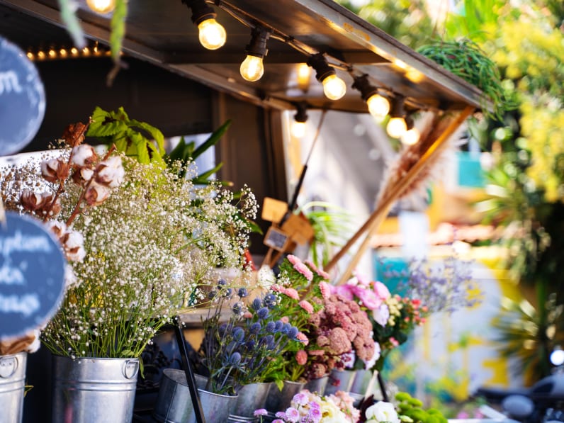 Ein Straßenstand mit Blumentöpfen in Portugal.