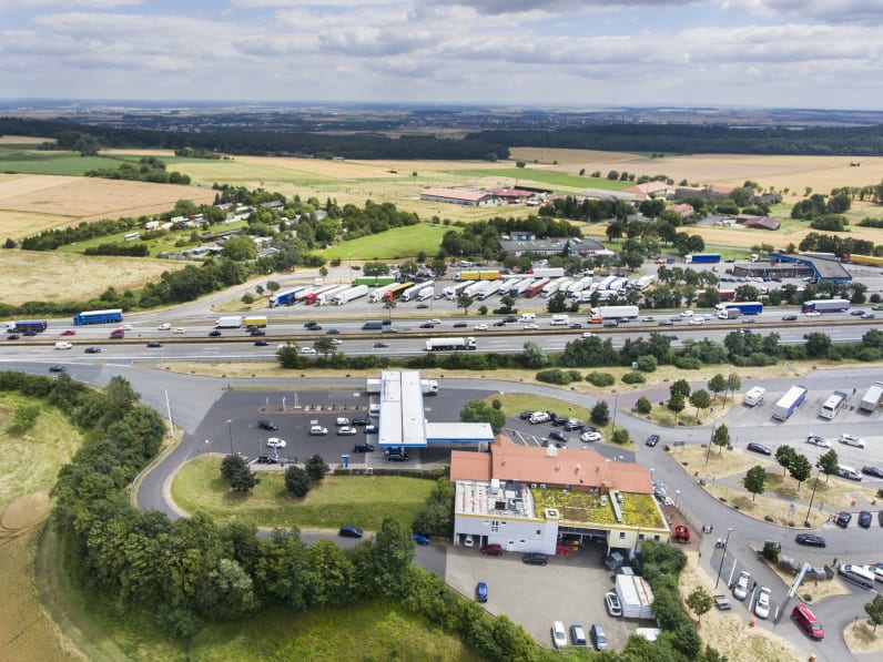 Eine Autobahnraststätte in Deutschland von oben gesehen.