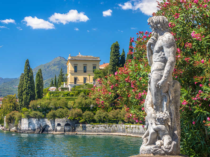 Eine Statue neben der Villa Monastero am Comer See, Italien.