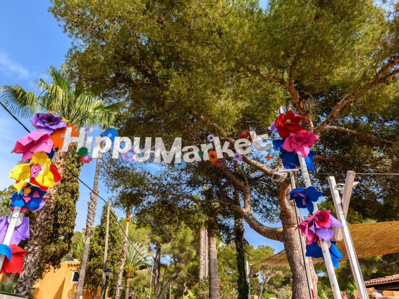Eingangsschild des Hippie-Marktes in Punta Arabi, Ibiza, Spanien.