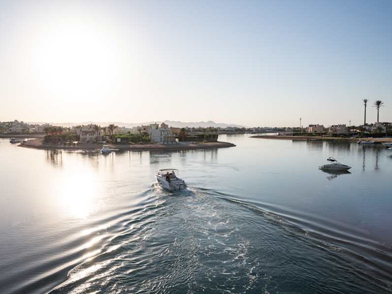 Ein Boot fährt auf eine Insel zu