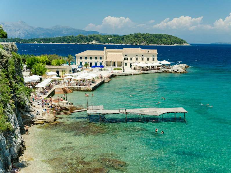 Bar und Lounge mit altem Holzsteg am Faliraki Beach