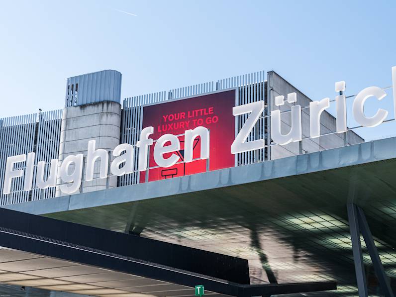 Der Eingang eines Flughafens