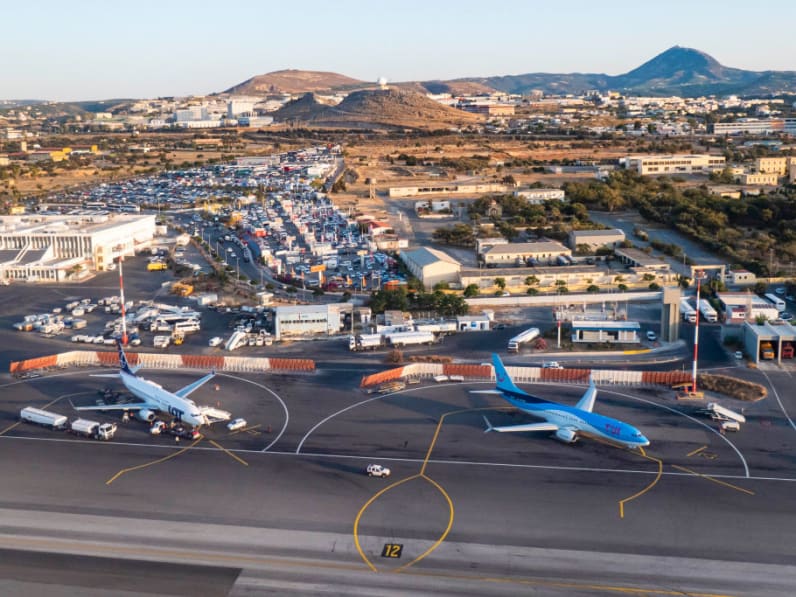 Flugzeuge parken am Flughafen in Kreta, Griechenland.